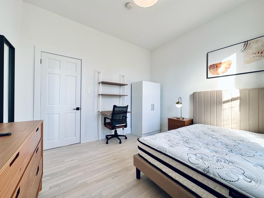 1223-bedford-ave-room430-bed6