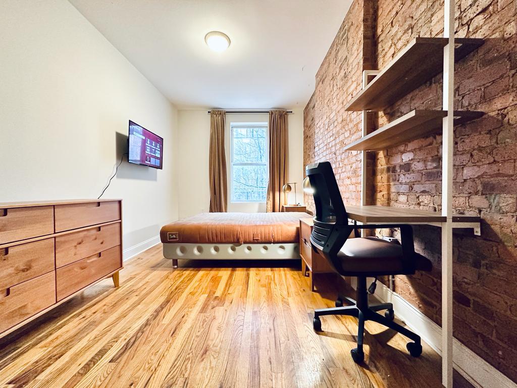 907 Jefferson-Room445-1