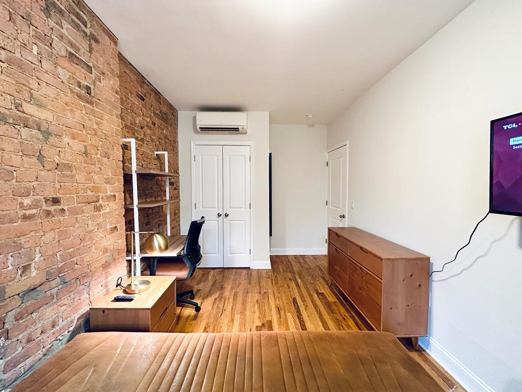 907 Jefferson-Room445-4