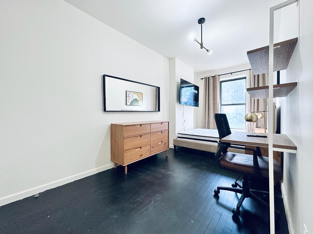810 Rogers Ave-3FL-Room468-6