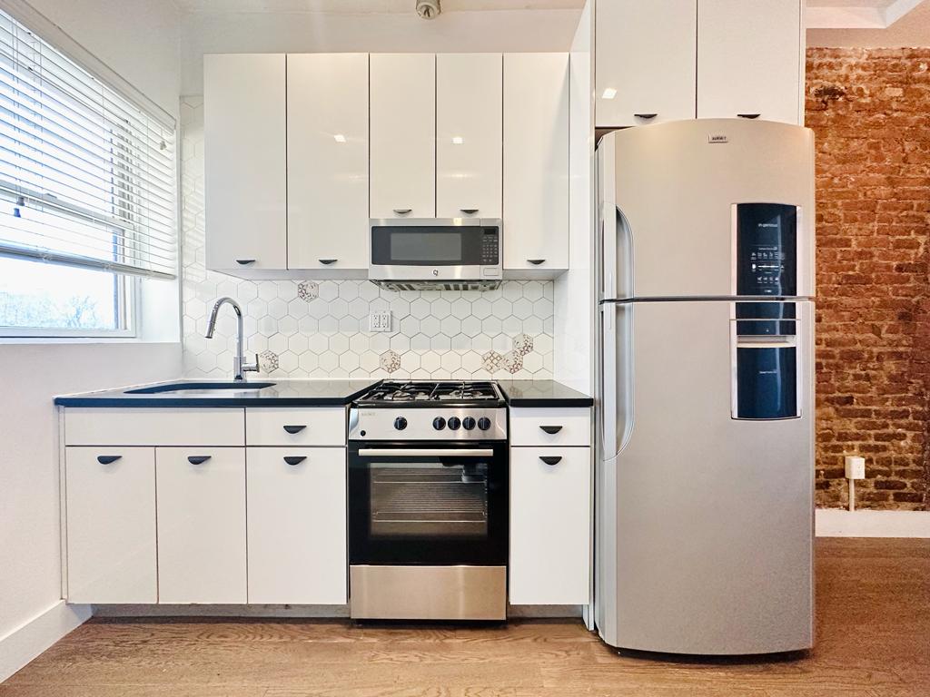 22 Granite St-Kitchen