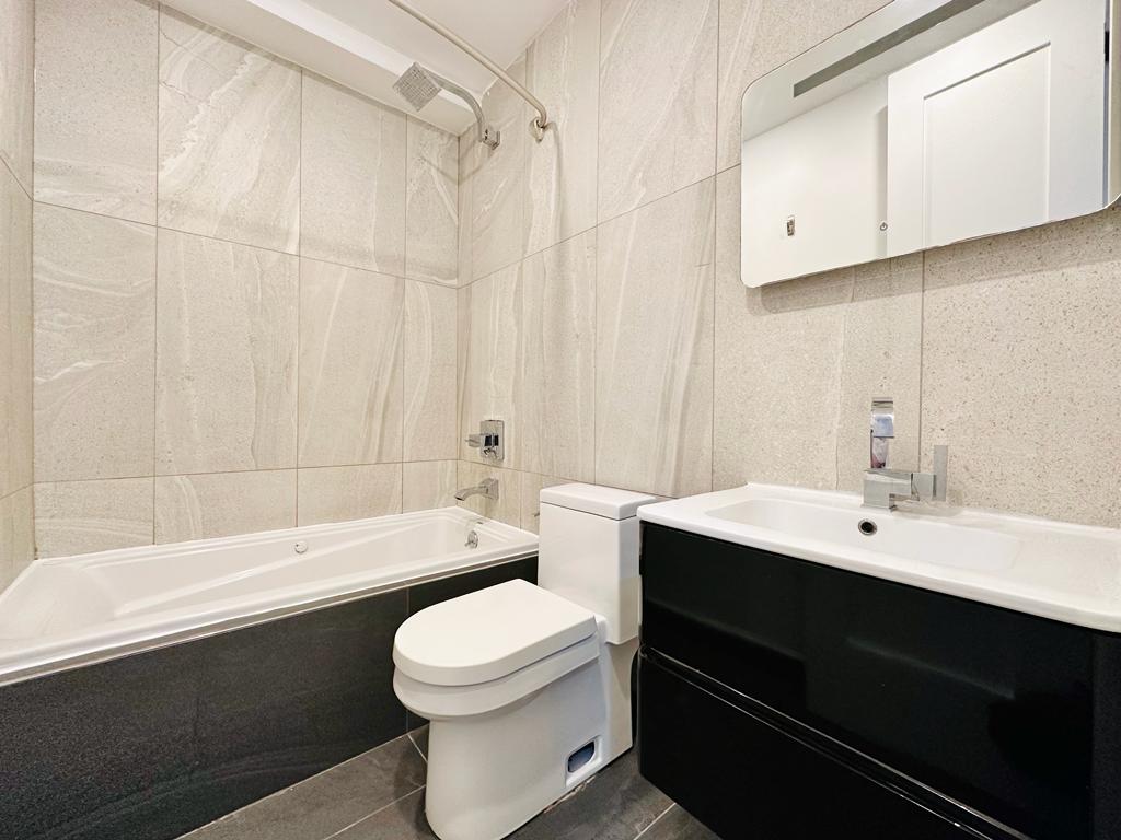 330 Starr-bathroom2