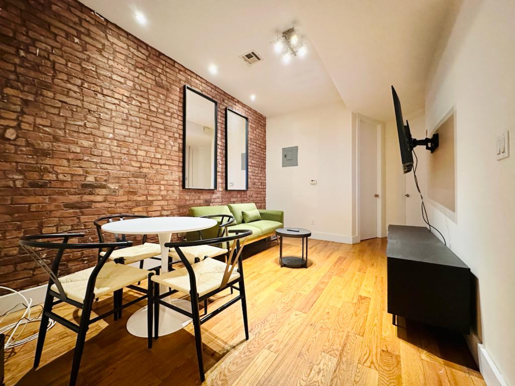 938 Lafayette-Livingroom3