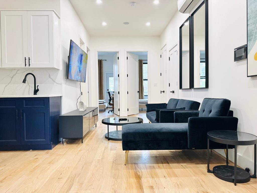 1130 Jefferson Ave-livingroom