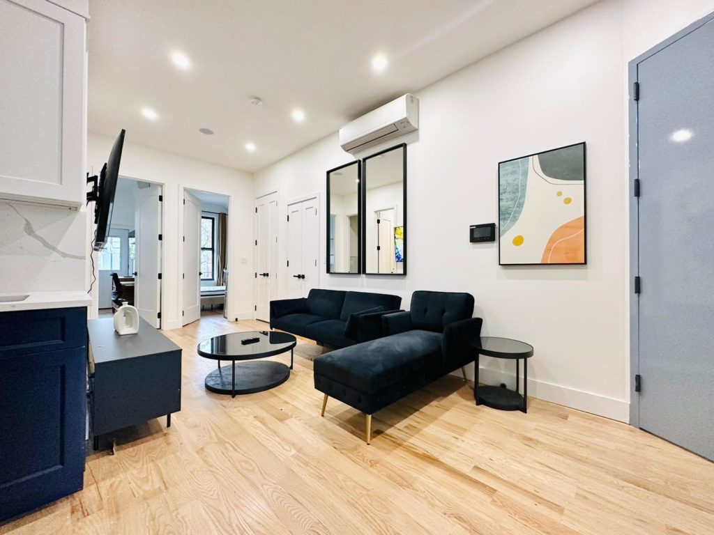 1130 Jefferson Ave-livingroom2