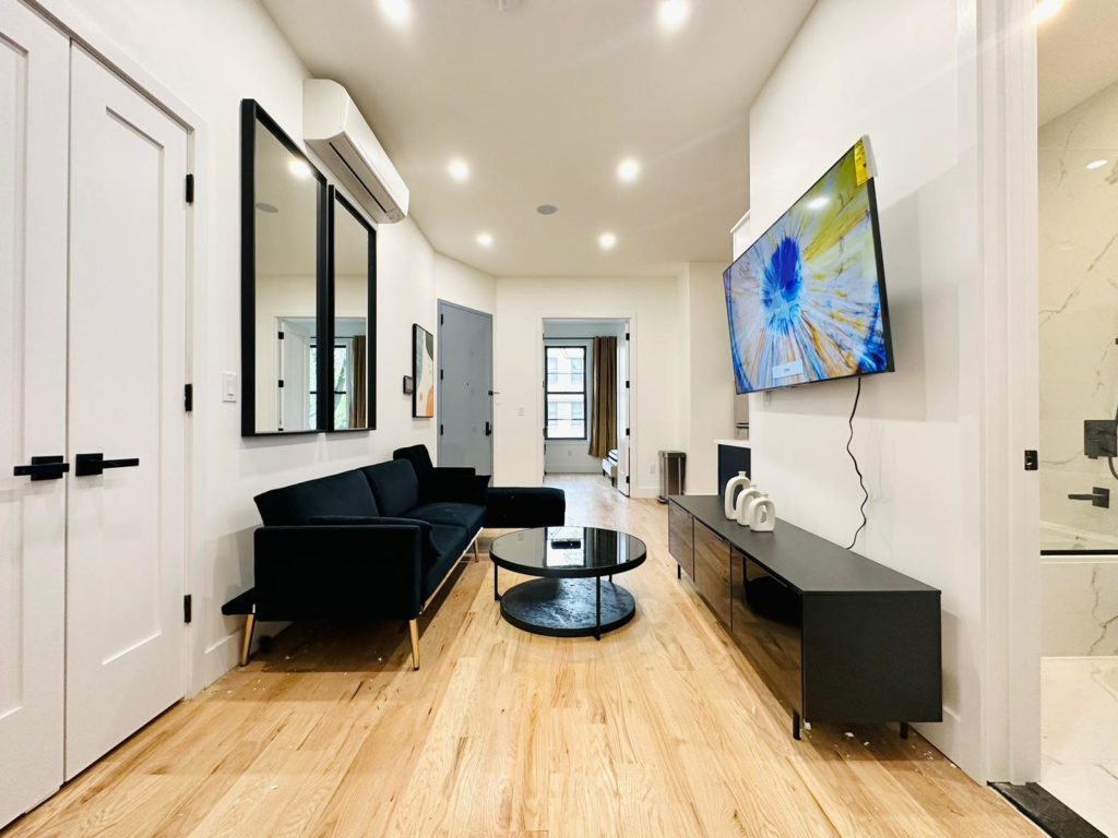 1130 Jefferson Ave-livingroom3