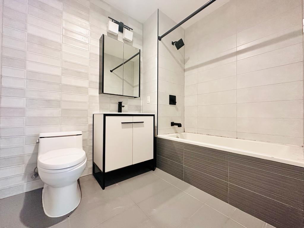 987-Willoughby-Ave-1A-Bathroom