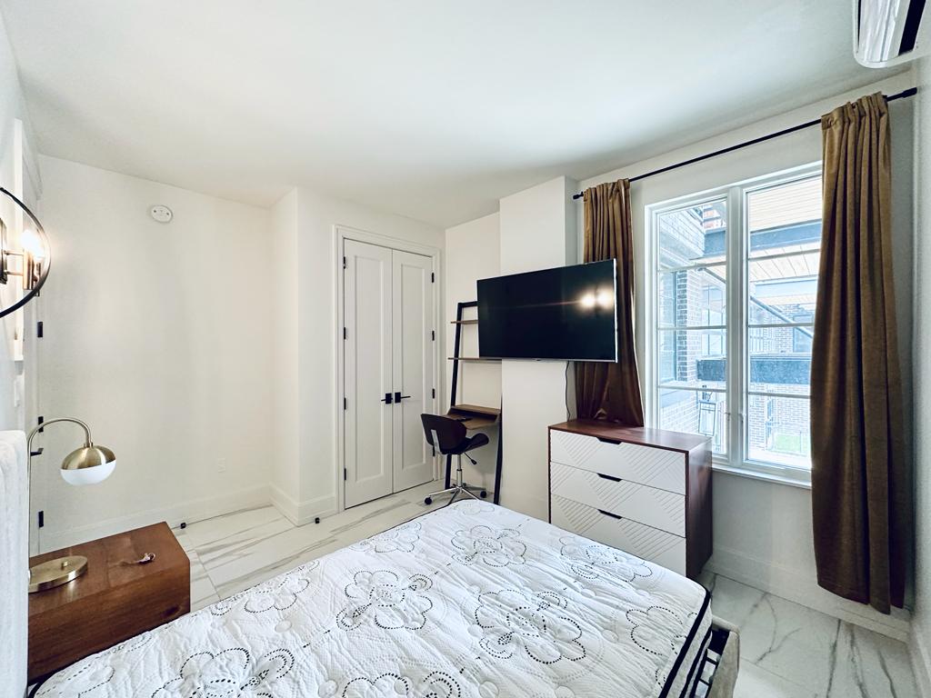 987-Willoughby-Ave-1A-Room556-1furnished