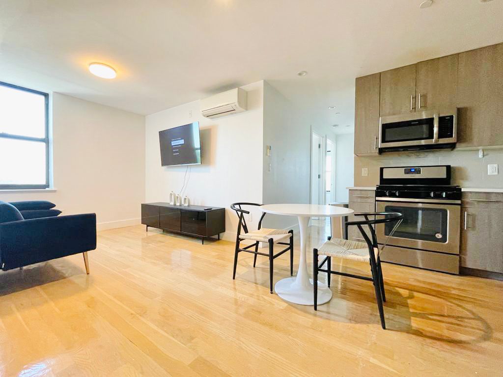 951 Madison St apt 7E-Livingroom