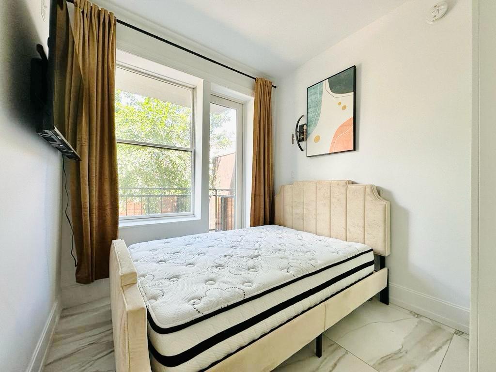 987 Willoughby-Room572-furnished1