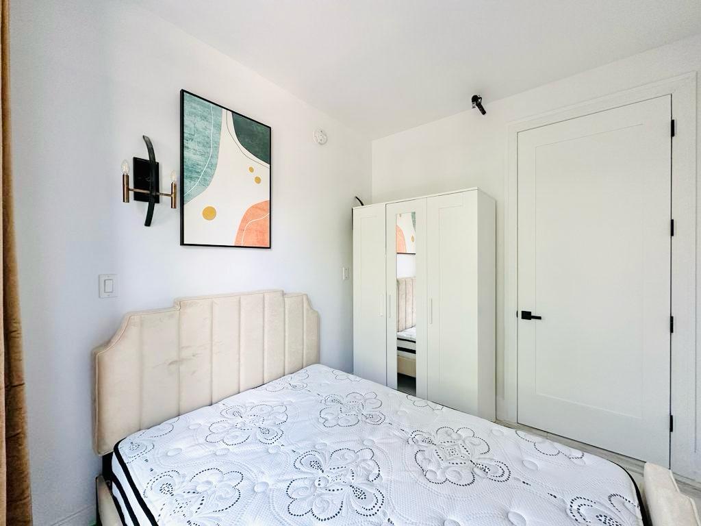 987 Willoughby-Room572-furnished2