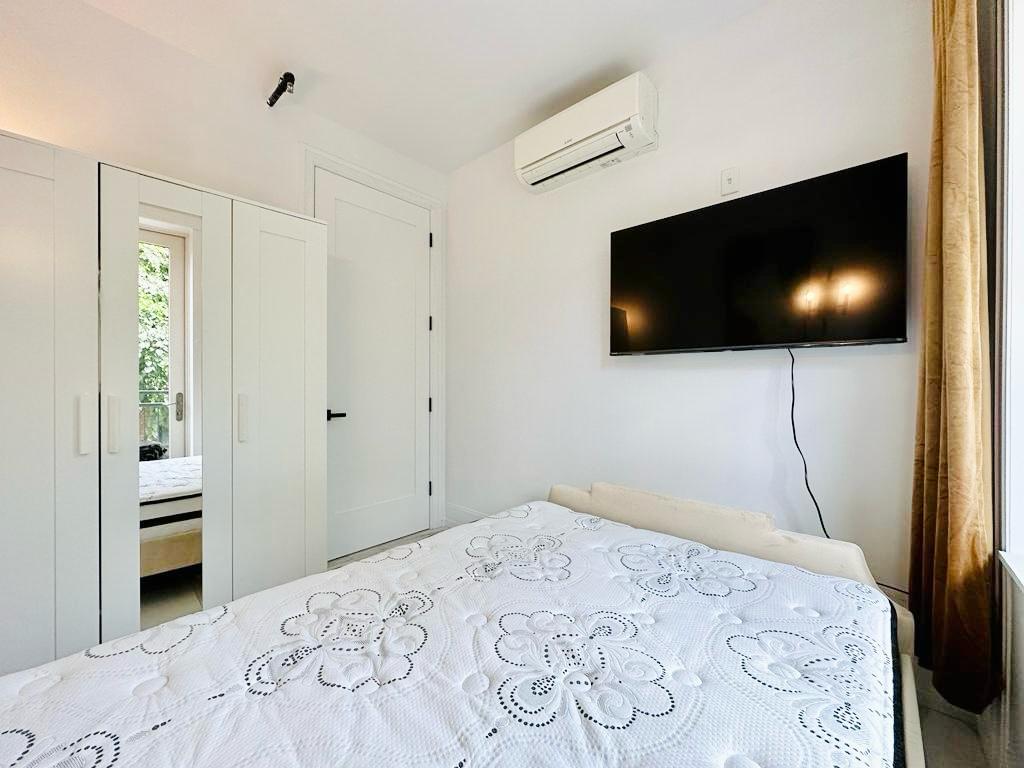 987 Willoughby-Room572-furnished3