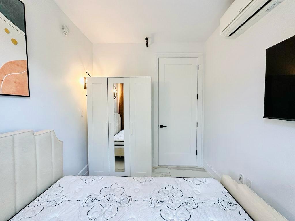 987 Willoughby-Room572-furnished4