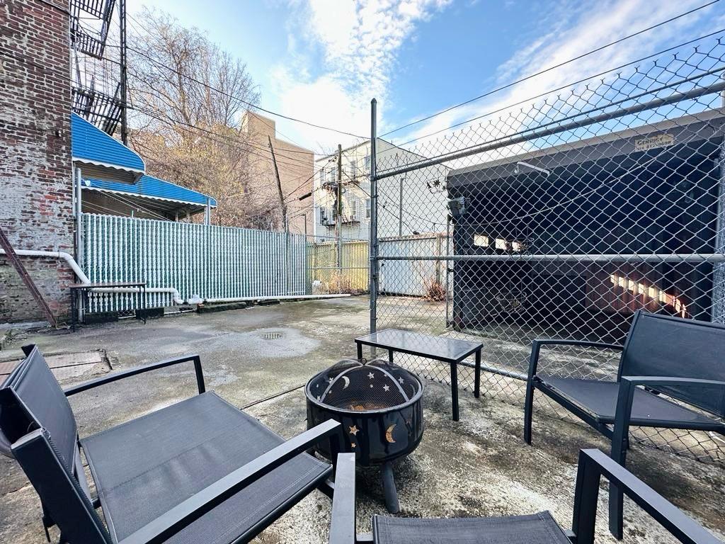 195 Menahan St-Backyard