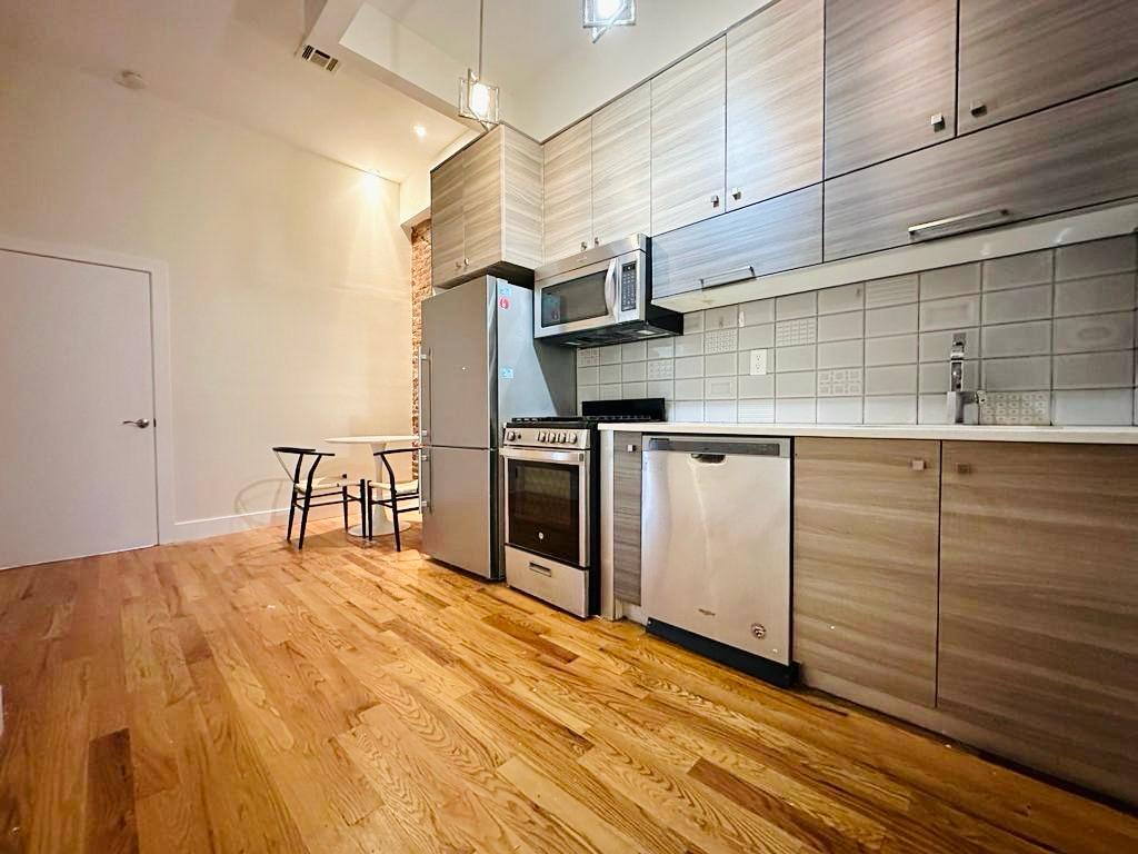195 Menahan St-Kitchen-2
