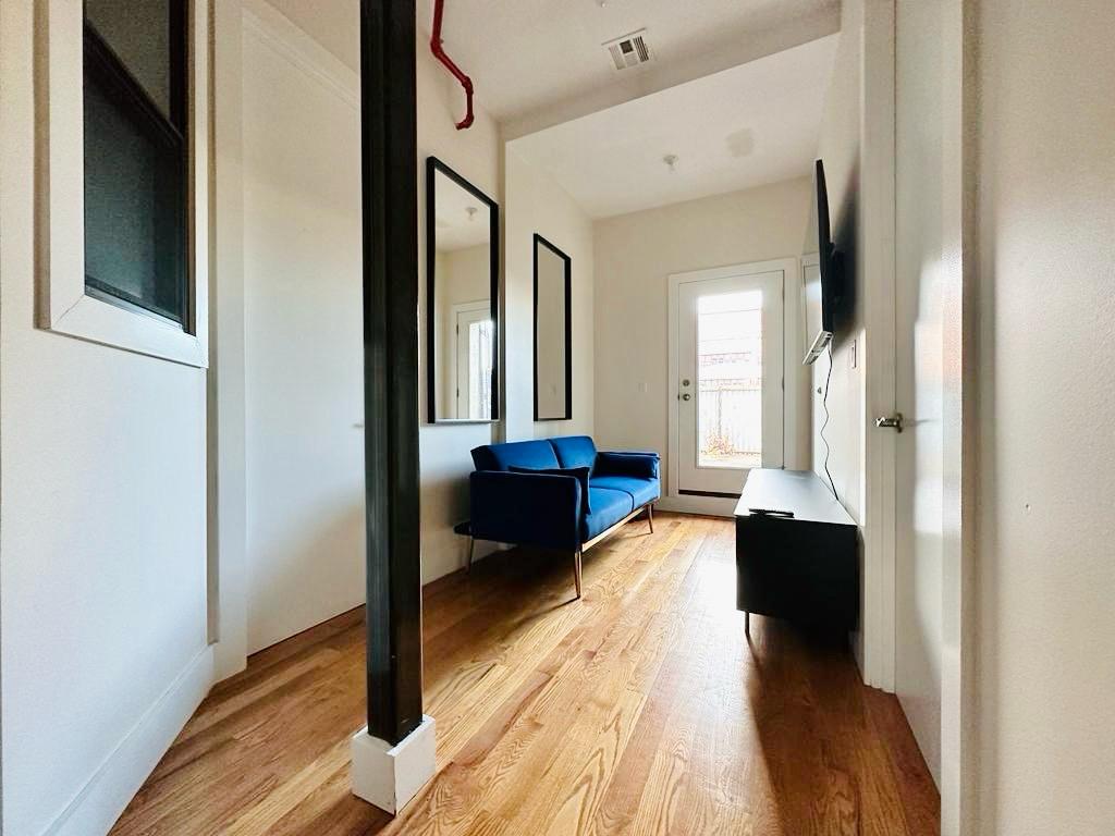 195 Menahan St-Livingroom