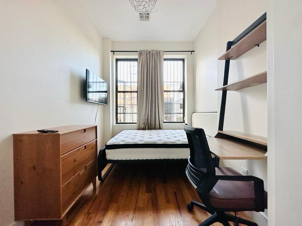 195 Menahan St-Room638-1