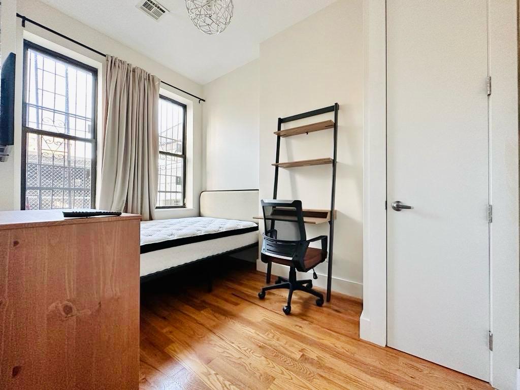 195 Menahan St-Room638-2