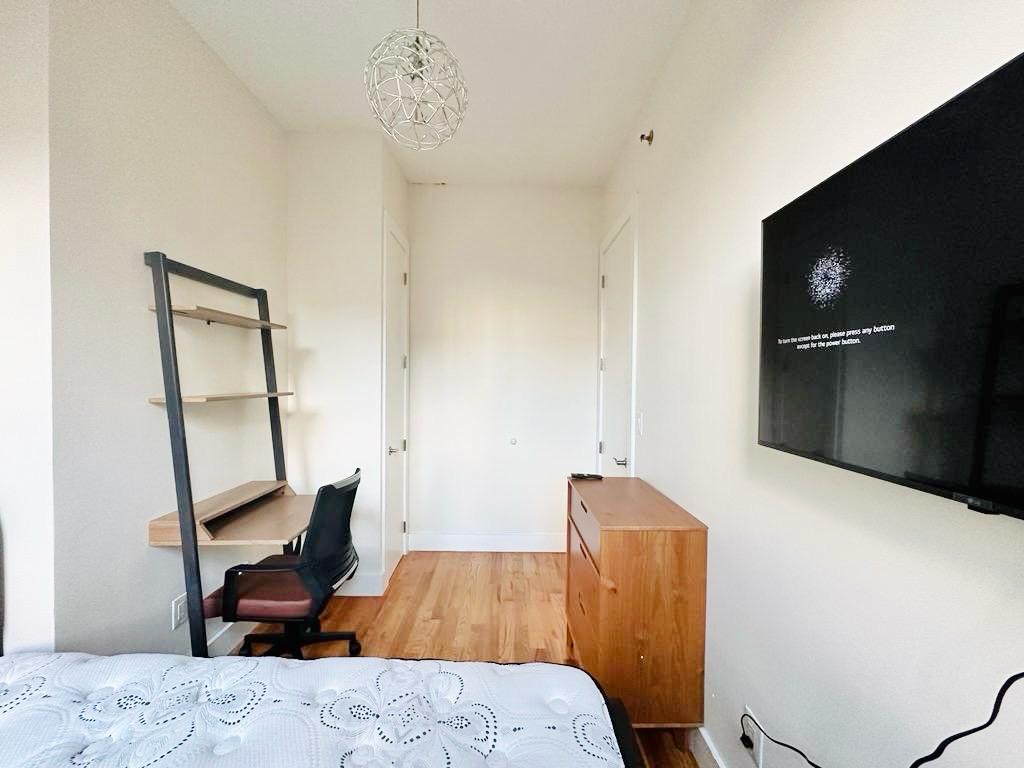 195 Menahan St-Room638-3