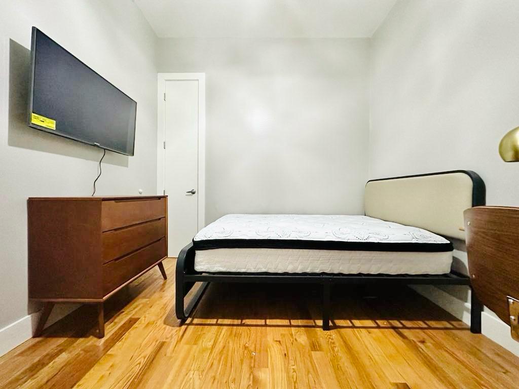 195 Menahan St-Room642-1
