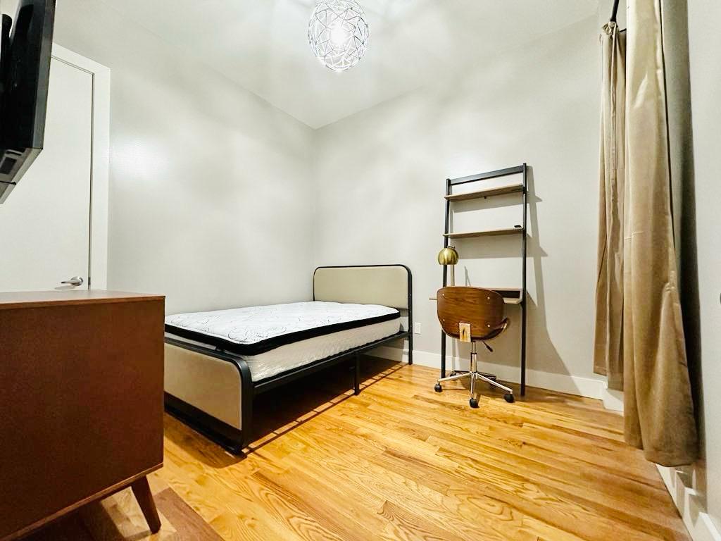 195 Menahan St-Room642-2