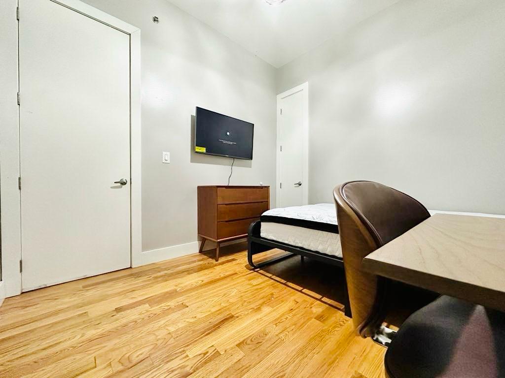 195 Menahan St-Room642-3