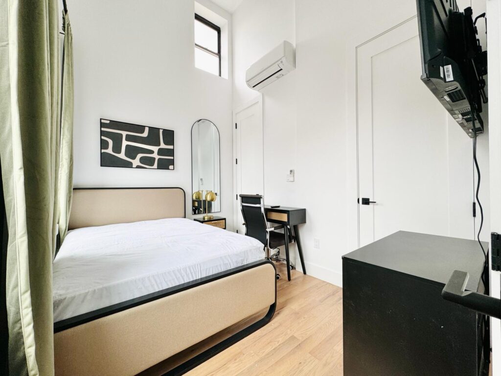 104 Graham Ave, 4-Room655-1
