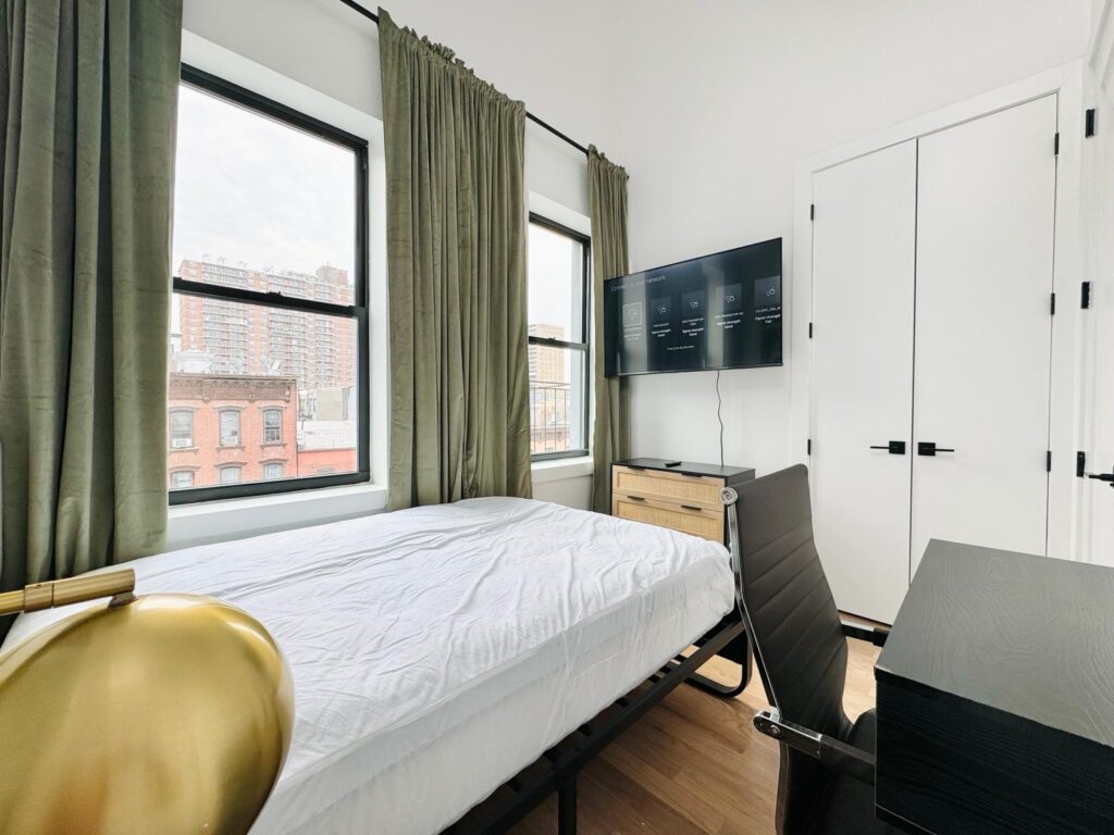 104 Graham Ave, 4-Room656-1