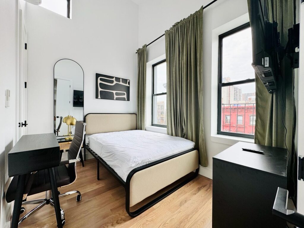 104 Graham Ave, 4-Room656-2