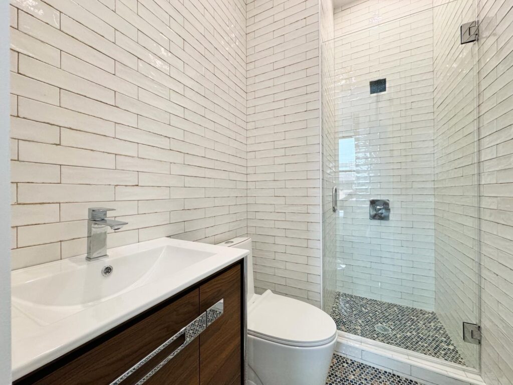 104 Graham Ave, 4-Room656-bathroom