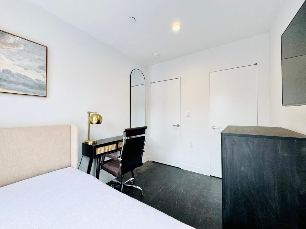 287 Vanderbilt Ave-Room703-3