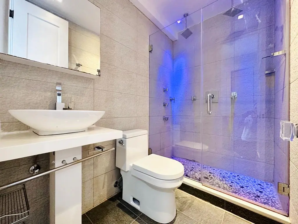 330-Starr-bathroom