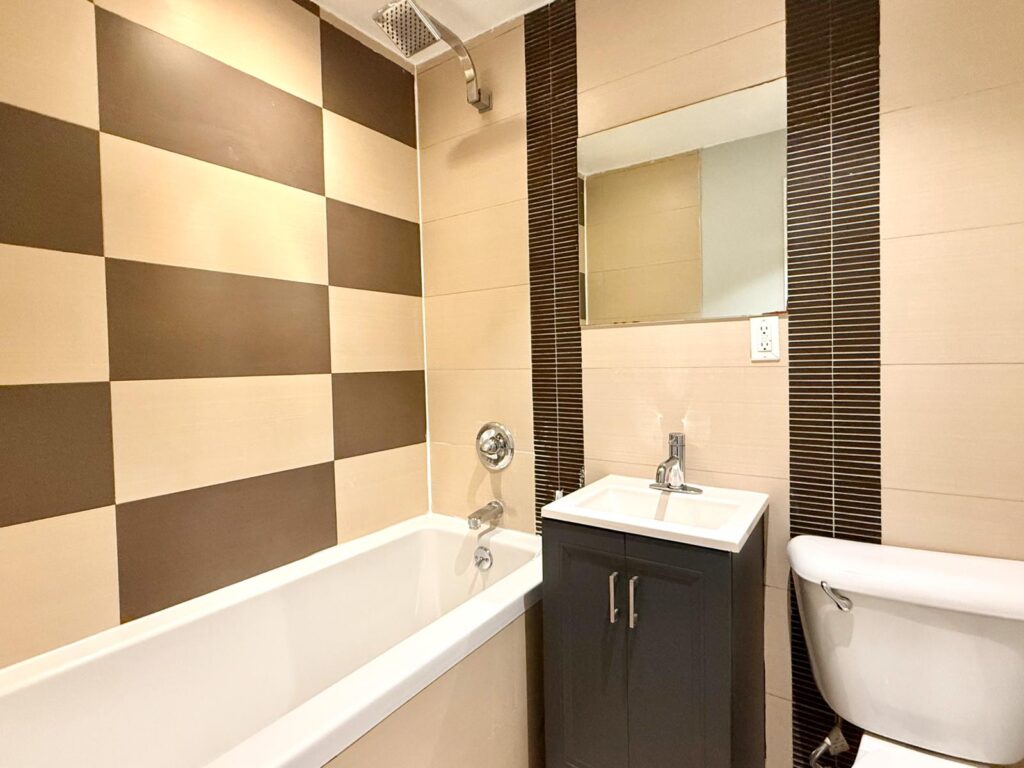 198 Scholes St-bathroom